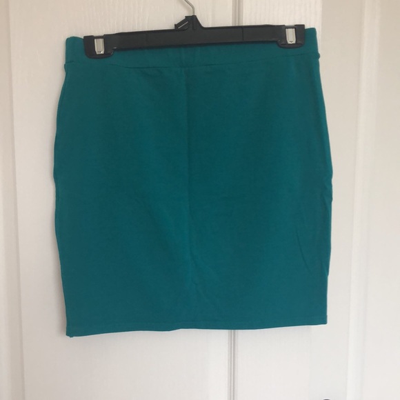 Aritzia Talula teal coloured, stretchy, snug mini skirt - Picture 3 of 5